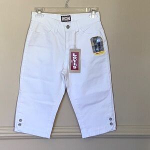 Levi's White Capri Pants 512 perfectly slimming figure enhancers